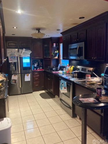 60 Meinzer St, Avenel, NJ 07001-1721