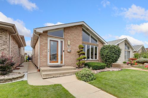 7027 64th Pl, Chicago, IL 60638-4632