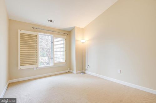 10761 Gloxinia Dr, Rockville MD 20852-3404 exterior