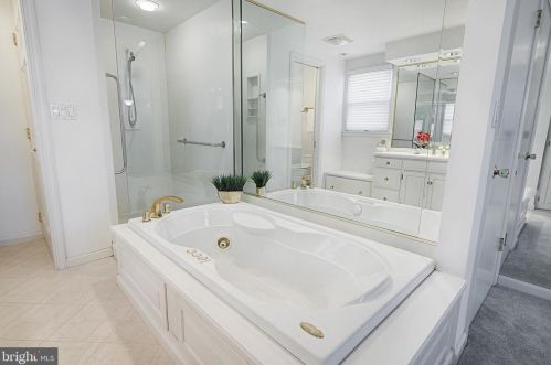 869 Fairview Dr, Hanover PA 17331-9747 exterior