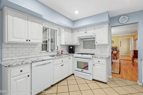 14 Burdge Dr, Middletown NJ 07748-1860 exterior