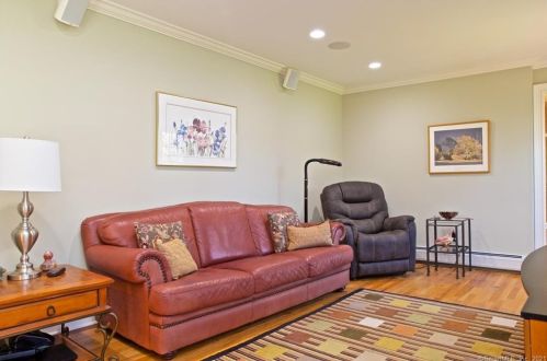 8 Cloverly Cir, Norwalk CT 06855-2130 exterior