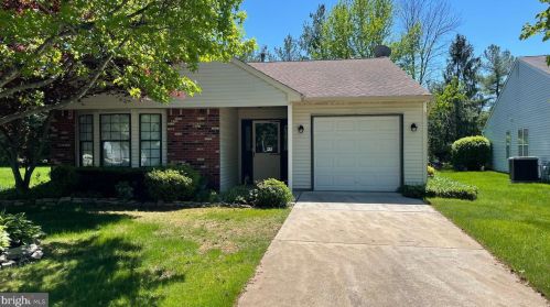 25 Fernwood Ct, Columbus, NJ 08022-1027