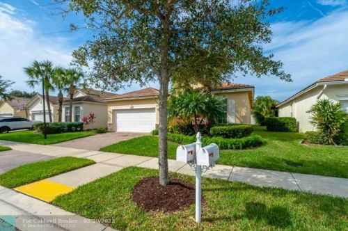 9597 Lindale Trace Blvd, Fort Pierce FL  34987-2439 exterior