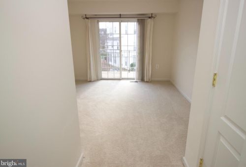 5082 Donovan Dr, Alexandria VA 22304-7755 exterior