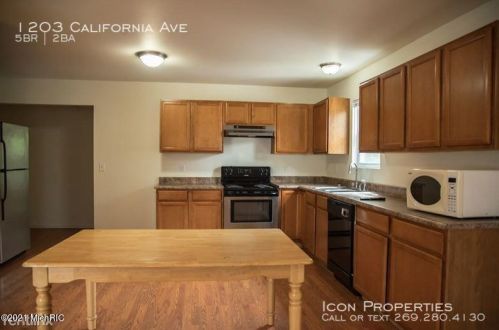 1203 California Ave, Kalamazoo, MI 49006-5912