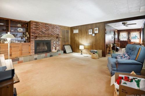 2 Tanglewood Ave, Enfield CT 06082-2622 exterior