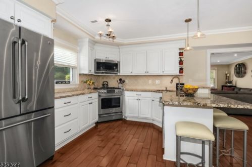 13 Burnham Ct, Scotch Plains, NJ 07076-3152