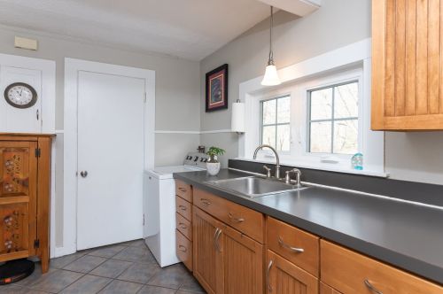 41 Bay Rd, Newmarket NH 03857-1711 exterior