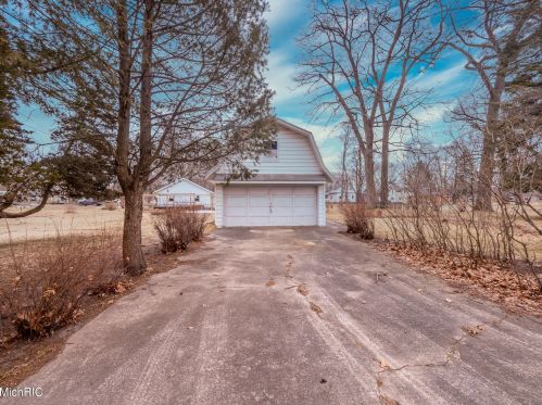 320 Elizabeth St, Sylvan Beach MI 49461-1311 exterior