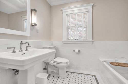 1469 Lilac Ln, Milwaukee WI  53217-2960 exterior