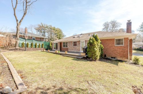 8 Charmian St, Huntington Station NY 11746-3517 exterior