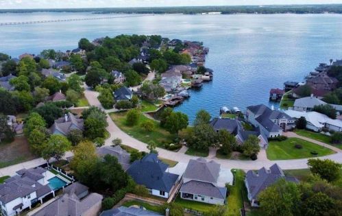 302 Edgewood Dr, Montgomery TX exterior