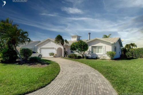 10 Castle Ct, Fort Pierce, FL 34949-8305