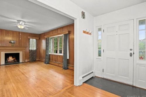 46 Hunt Ter, Greenwich, CT 06831-4147