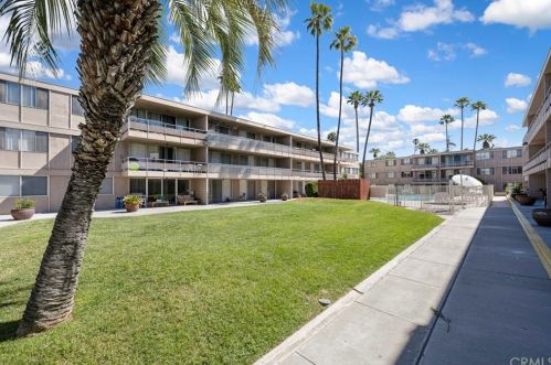 6979 Palm Ct, Riverside CA 92506-2815 exterior