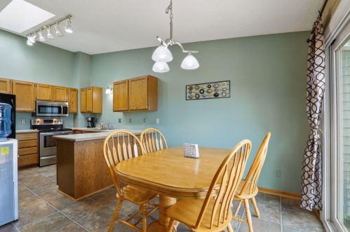 204 Ridgewood Dr, Chaska, MN 55318-1693