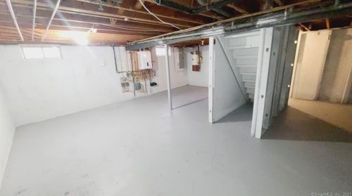 6 Oakwood St, Enfield CT 06082-2725 exterior