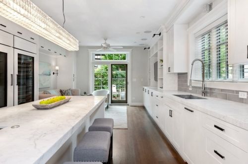 61 Elm St, Chicago IL 60610-2434 exterior