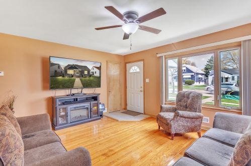 3571 20th St, Milwaukee, WI 53221-1516