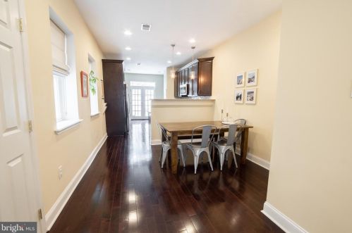 2342 Carpenter St, Philadelphia PA 19146-2418 exterior