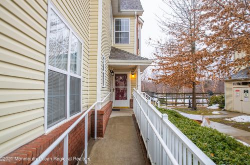 77 Forest Dr, Piscataway NJ  08854-2282 exterior