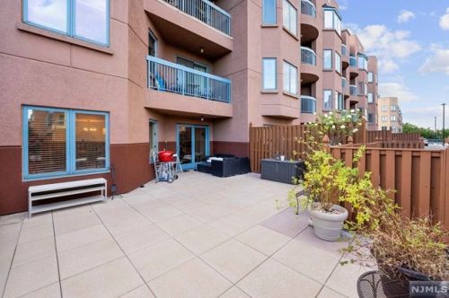 305 Williams Ct, Edgewater NJ 07020-1613 exterior