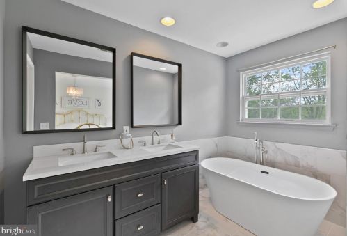 33 Bunting Brg Rd, Cookstown NJ 08511-1106 exterior