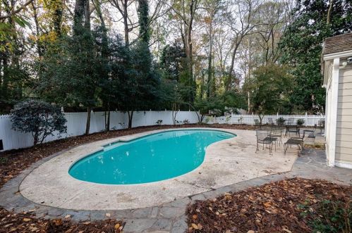 1552 Barrington Ct, Atlanta GA exterior