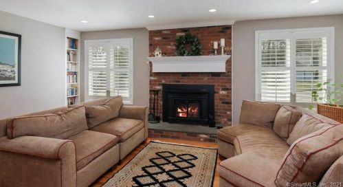 2 Deepwood Dr, Farmington CT 06032-1147 exterior