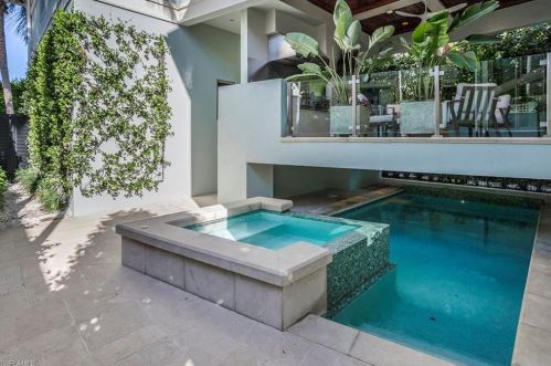 32 6 St, Naples FL 34102-0060 exterior