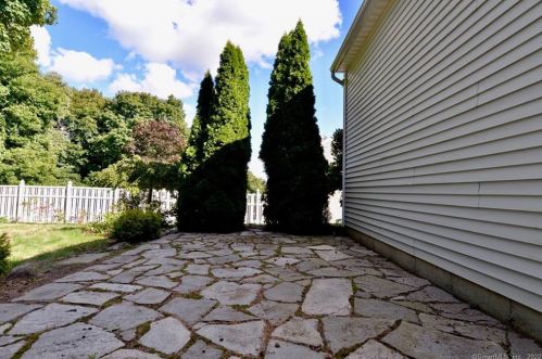 3 Commodore Hull Dr, Derby CT 06418-2255 exterior