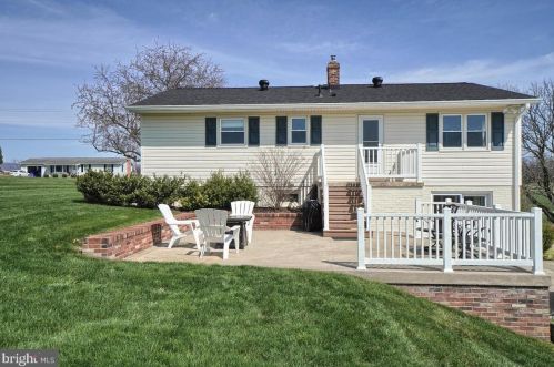 7504 Picnic Wood Rd, Middletown MD 21769-8223 exterior