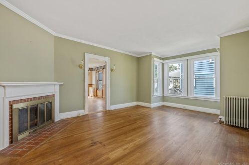 8 Un St, Milford CT 06460-4724 exterior