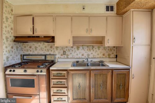 1906 August Dr, Silver Spring MD 20902-4013 exterior