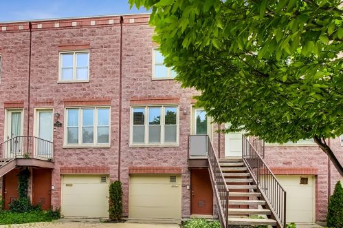 2001 Honore St, Chicago IL  60614-3962 exterior