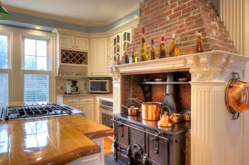 437 Bellevue Ave, Middletown RI 02840-4115 exterior