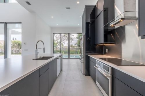 507 107 Ave, Naples FL 34108-1859 exterior