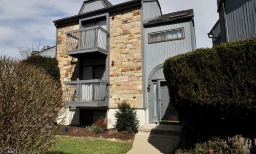 42 Kensington Ct, Hackettstown, NJ 07840-4206