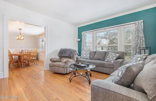 1302 Wealthy St, Grand Rapids MI 49506-2562 exterior