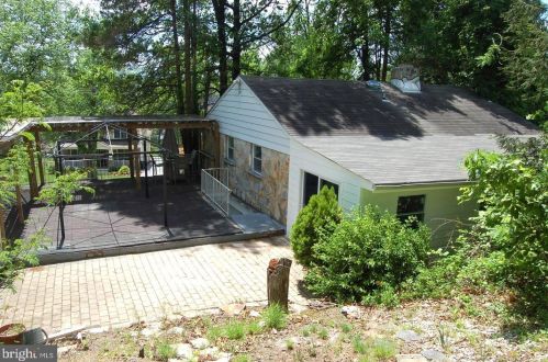 4009 Taney Ave, Alexandria VA 22304-2439 exterior