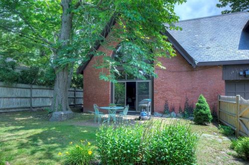 30 Red Cross Ave, Middletown RI 02840-3353 exterior