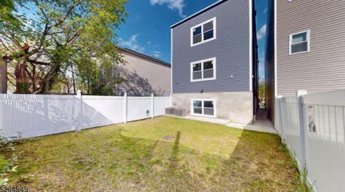 607 Hunterdon St, Newark NJ  07108-1918 exterior