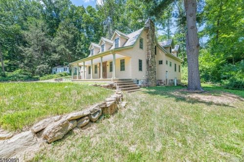 75 South Rd, Chester, NJ 07930-2755