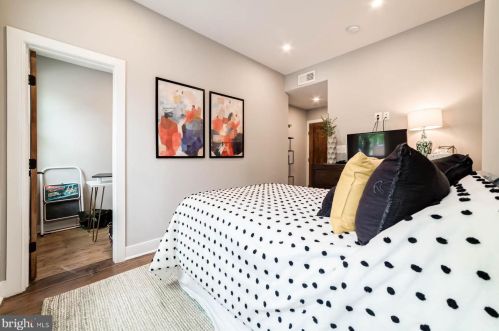 1011 Duke St, Alexandria VA 22314-3402 exterior