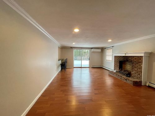 8 Crawford Ct, Huntington Station NY  11746-1502 exterior