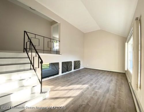 25 New Monmouth Rd, Middletown NJ  07748-2102 exterior