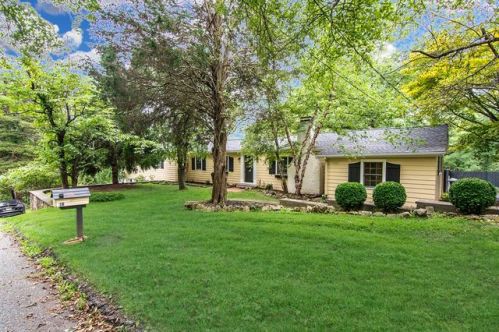 18 Valley Pl, Chester, NJ 07930-2840