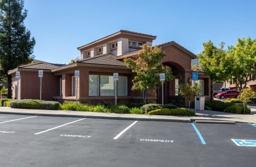 600 Moon Cir, Folsom CA  95630-4105 exterior