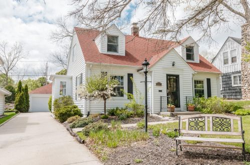 2367 101st St, Milwaukee, WI 53226-1631